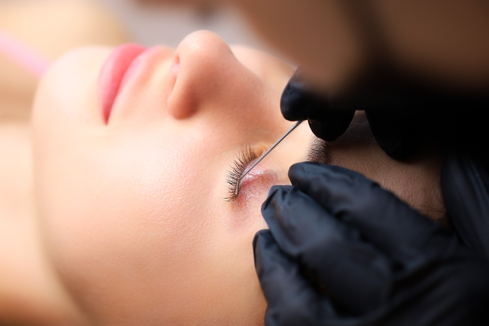 Lash Extensions Safety: Your Complete Guide to Gorgeous, Healthy Lashes