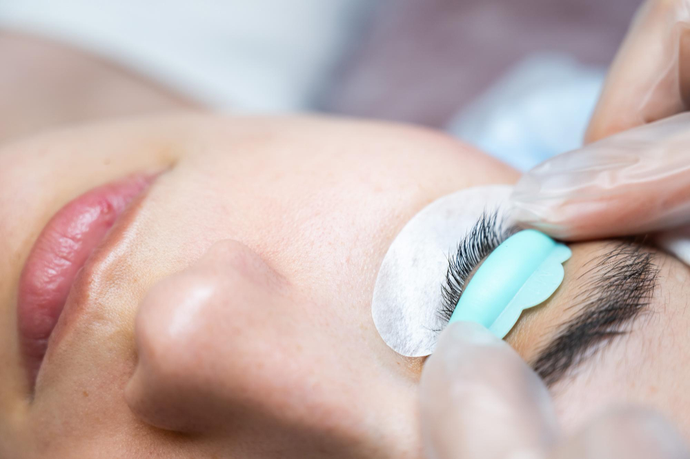 Why You Shouldn't Remove Lash Extensions At Home