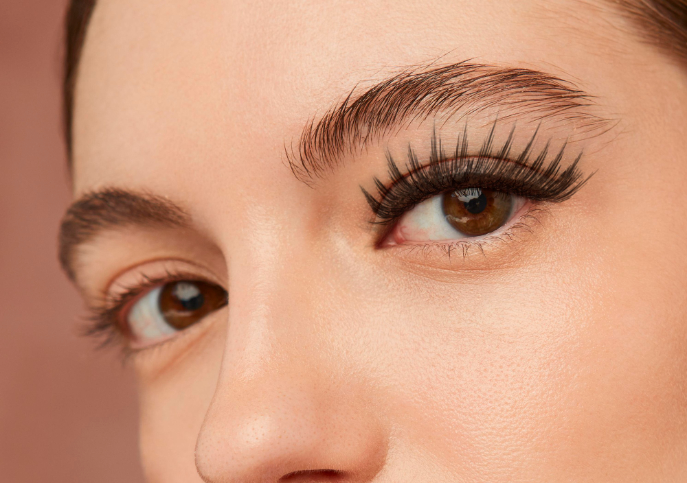 Can You Wear Contacts with Eyelash Extensions