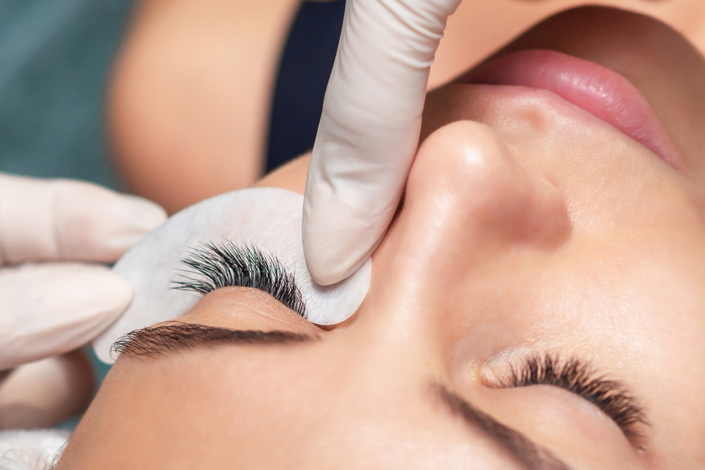 Mastering Layering Techniques in Classic Lash Extensions